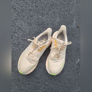 Hoka Clifton 9 Apricot and Orange Running Shoes Size 9.5 B